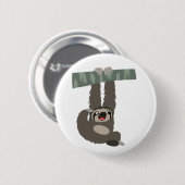 枝にぶら下がる可愛らしい漫画のナマケモノ 缶バッジ (正面&裏面)