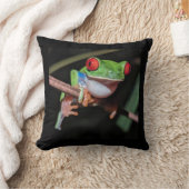 枝に広がるアカガエルの美しい姿 クッション (ブランケット)