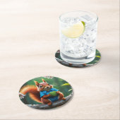 枝に座ってかわいいリス–68364 ラウンドペーパーコースター (インサイチュ)