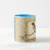 枝に茶色と青の鳥が顔を上げる マグカップ (中央)