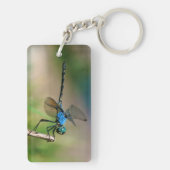 枝に青い竜のフライのクローズアップ キーホルダー (裏面)