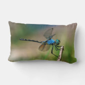 枝に青い竜のフライのクローズアップ ランバークッション (裏面)