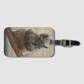 枝のかわいい身をかがめるリス ラゲッジタグ (正面横)