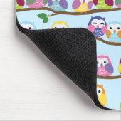 枝のカラフルなフクロウ マウスパッド (コーナー)