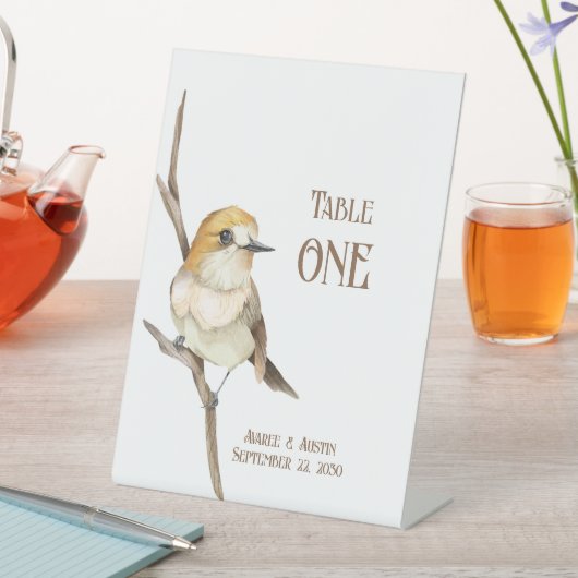 枝のテーブルの上の黄色い鳥 台座サイン (インサイチュ)