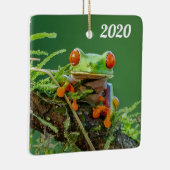 枝の上でカエルの赤い目を閉じる セラミックオーナメント (右)