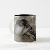 枝の上で鶏を鳴らすツバメ ツートーンマグカップ (正面左)