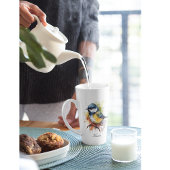 枝の上に座ってかわいいブルーティット カフェラテマグ