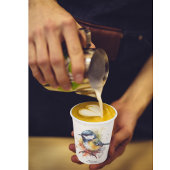 枝の上に座ってかわいいブルーティット 紙コップ