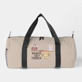 枝の上のフクロウは誰も完璧ではない ダッフルバッグ (裏面)