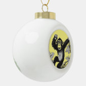 枝の上の可愛いチンパンジー セラミックボールオーナメント (左)