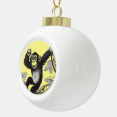枝の上の可愛いチンパンジー セラミックボールオーナメント (右)