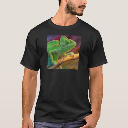 枝の上の緑のカメレオン Tシャツ (正面)