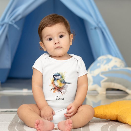 枝の水色に座ったかわいいブルーティット ベビーボディスーツ