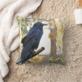 枝装飾用クッションでとまる美しいワタリガラス クッション (ブランケット)