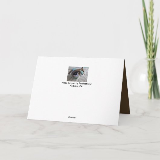 枝角のセーターのChrismasカードのおもしろいな茶色のぶち猫 シーズンカード (裏面)