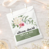 枝、緑の白い花ピンクのバラ結婚の フェイバーバッグ (クリップ留めされた状態)