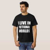 架空の世界に住んでいる Tシャツ (正面フル)