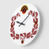 柊の漿果とルビーを持つ赤いクリスマスクラウン ラージ壁時計 (傾斜)