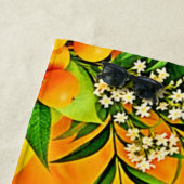 柑橘類と離れのグラフィック ビーチタオル (インサイチュ)