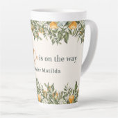 柑橘類、オレンジ+花の小さなかわいこちゃん赤ちゃんシャワー カフェラテマグ (右アングル)