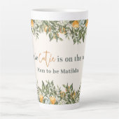 柑橘類、オレンジ+花の小さなかわいこちゃん赤ちゃんシャワー カフェラテマグ (正面)