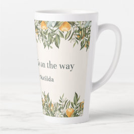 柑橘類、オレンジ+花の小さなかわいこちゃん赤ちゃんシャワー カフェラテマグ