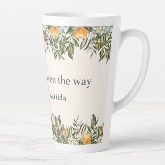 柑橘類、オレンジ+花の小さなかわいこちゃん赤ちゃんシャワー カフェラテマグ (右)