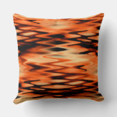 染色された焼けたオレンジ色の形成抽象芸術ジグザグスロ クッション (裏面)