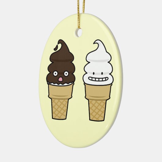 柔らかいサーブのアイスクリームコーンのウエファーチョコレートバニラ セラミックオーナメント (左)