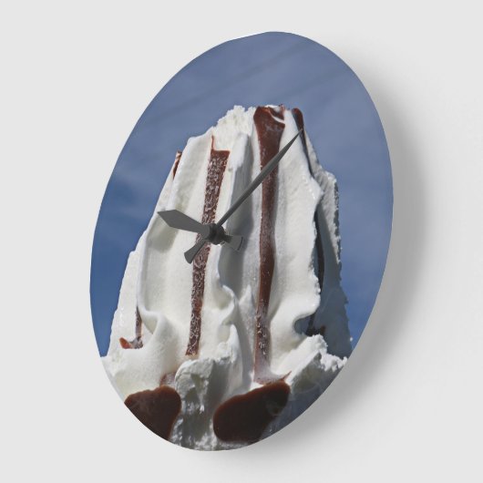 柔らかいサーブのアイスクリームコーンの写真撮影の夏の食糧 ラージ壁時計 (傾斜)