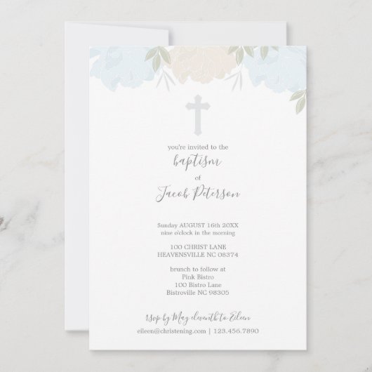 柔らかいパステル調の青いシャクヤクの十字の男の子の洗礼 招待状 (正面)