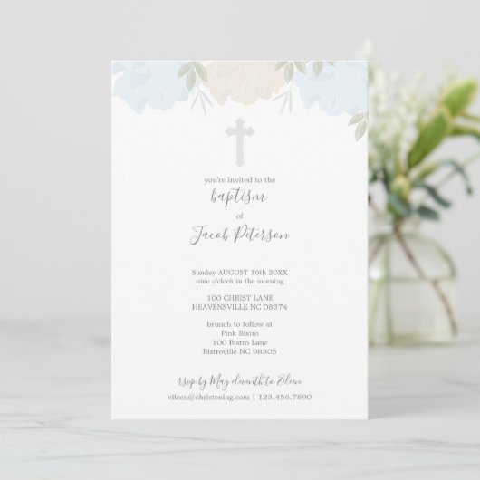 柔らかいパステル調の青いシャクヤクの十字の男の子の洗礼 招待状 (スタンド正面)
