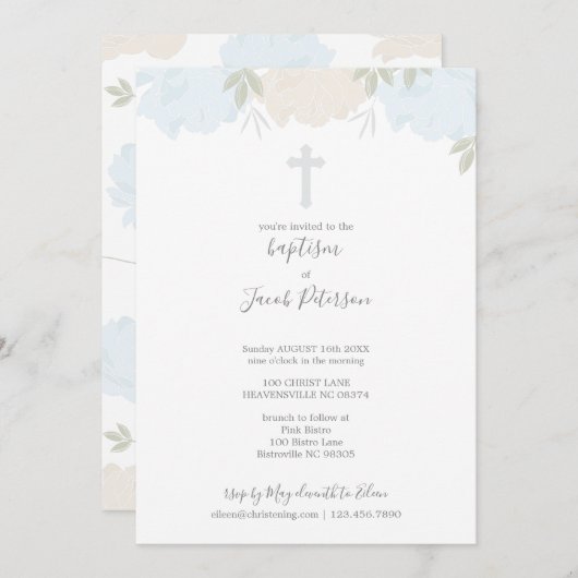 柔らかいパステル調の青いシャクヤクの十字の男の子の洗礼 招待状 (正面/裏面)