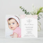 柔らかいパステル調ピンクのシャクヤクの十字の女の子の洗礼 招待状 (スタンド正面)