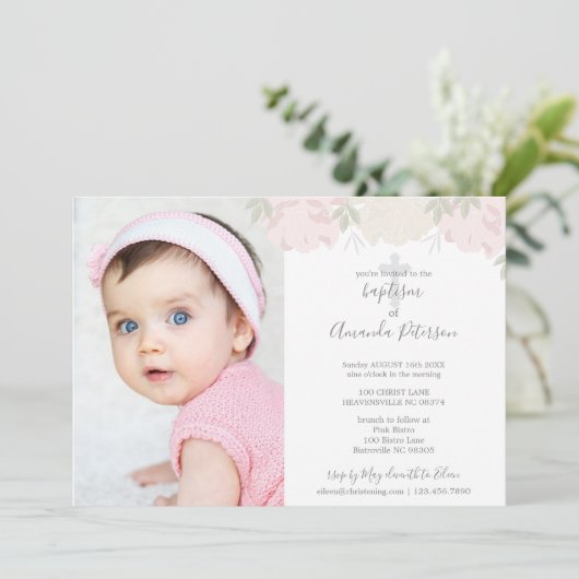 柔らかいパステル調ピンクのシャクヤクの十字の女の子の洗礼 招待状 (スタンド正面)