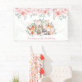 柔らかいパステル調ピンクの花の森林動物の誕生日 横断幕 (インサイチュ)