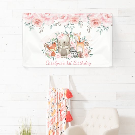 柔らかいパステル調ピンクの花の森林動物の誕生日 横断幕 (インサイチュ)
