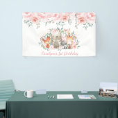 柔らかいパステル調ピンクの花の森林動物の誕生日 横断幕 (トレードショー)