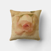 柔らかいピンクのバラとヴィンテージの枕 クッション (裏面)