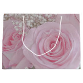 柔らかいピンクのバラと赤ちゃんの息 ラージペーパーバッグ (正面)