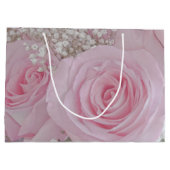 柔らかいピンクのバラと赤ちゃんの息 ラージペーパーバッグ (裏面)