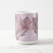 柔らかいピンクのバラの花 コーヒーマグカップ (中央)