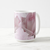 柔らかいピンクのバラの花 コーヒーマグカップ (正面右)