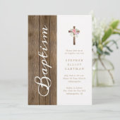 柔らかいピンクのフローラで木のエレガントスクリプトの洗礼 招待状 (スタンド正面)