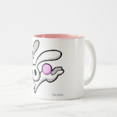 柔らかいピンクの尾飲むマグが付いているウサギは飛びます ツートーンマグカップ (正面右)