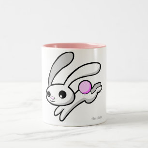 柔らかいピンクの尾飲むマグが付いているウサギは飛びます ツートーンマグカップ