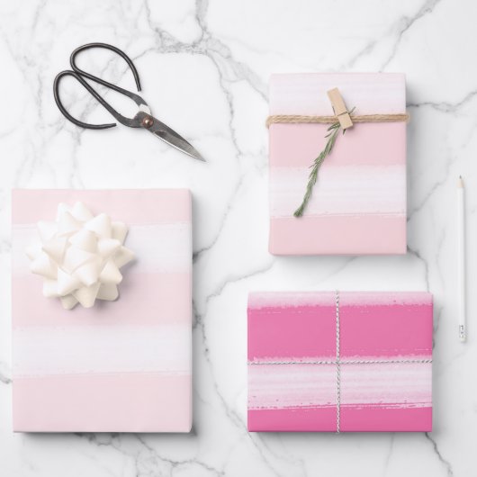 柔らかいピンクの白い水の色ストライプの赤ちゃんシャワー ラッピングペーパーシート (正面)
