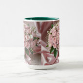 柔らかいピンク結婚のバラの花束 マグカップ (中央)