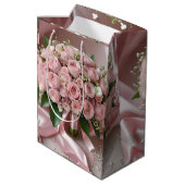 柔らかいピンク結婚のバラの花束 ミディアムペーパーバッグ (裏面アングル)